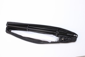 Strobist set bestaande uit statief, transp. flitsparaplu, swivel en draagtas AllInn prijs!